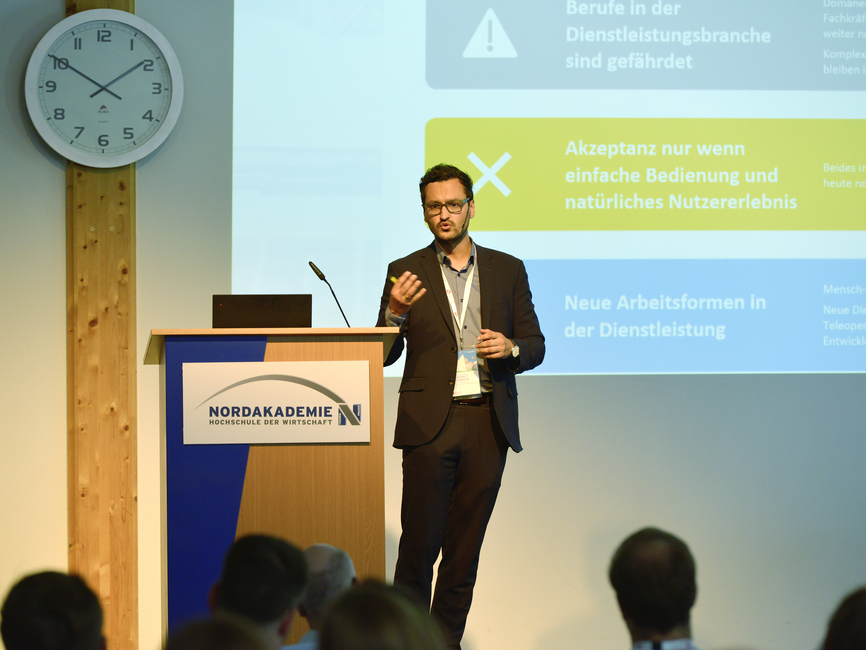 Vortrag zum Thema Robotik und knstliche Intelligenz von Daryoush Daniel  Vaziri Mittelstand-Digital Zentrum Fokus Mensch